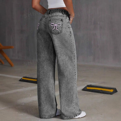 Gerade geschnittene Jeans mit hoher Taille und Schleifenstickerei
