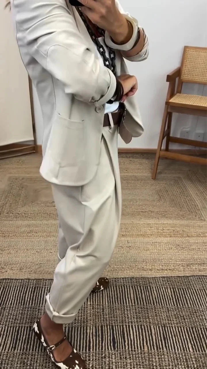 Damen Business-Anzug: Blazer mit Kragen und Hose