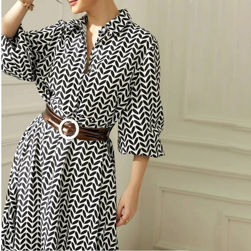 Neues Kleid mit geometrischem Print