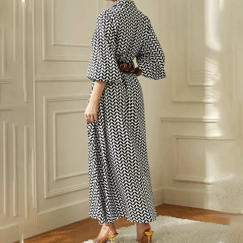 Neues Kleid mit geometrischem Print