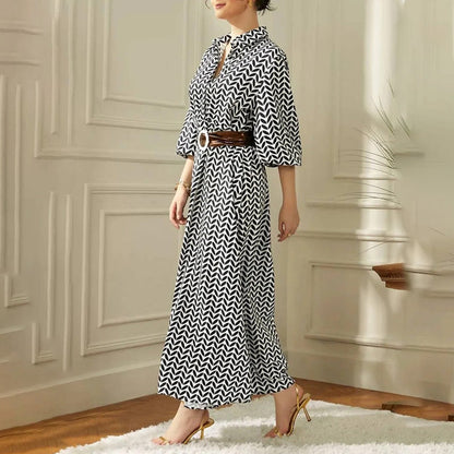 Neues Kleid mit geometrischem Print